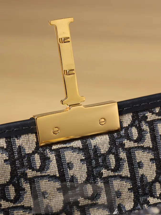 30 MONTAIGNE Vintage Box Handbag