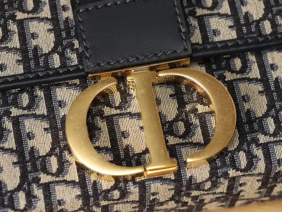 30 MONTAIGNE Vintage Box Handbag