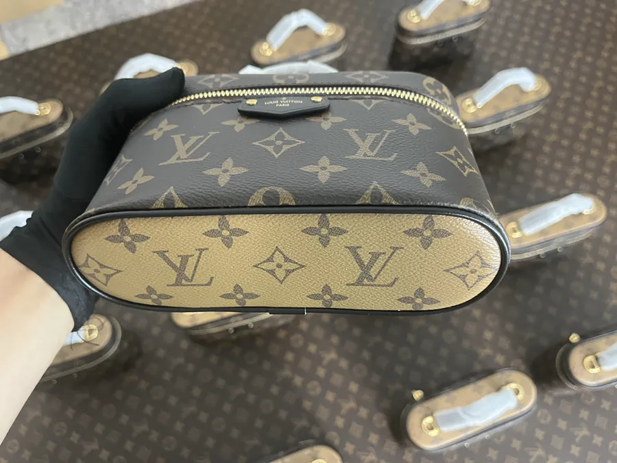 VANITY CHAIN POUCH Mini Cosmetic Bag