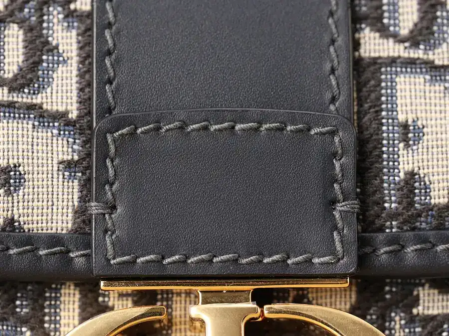 30 Montaigne East West Chain Bag Mini Size