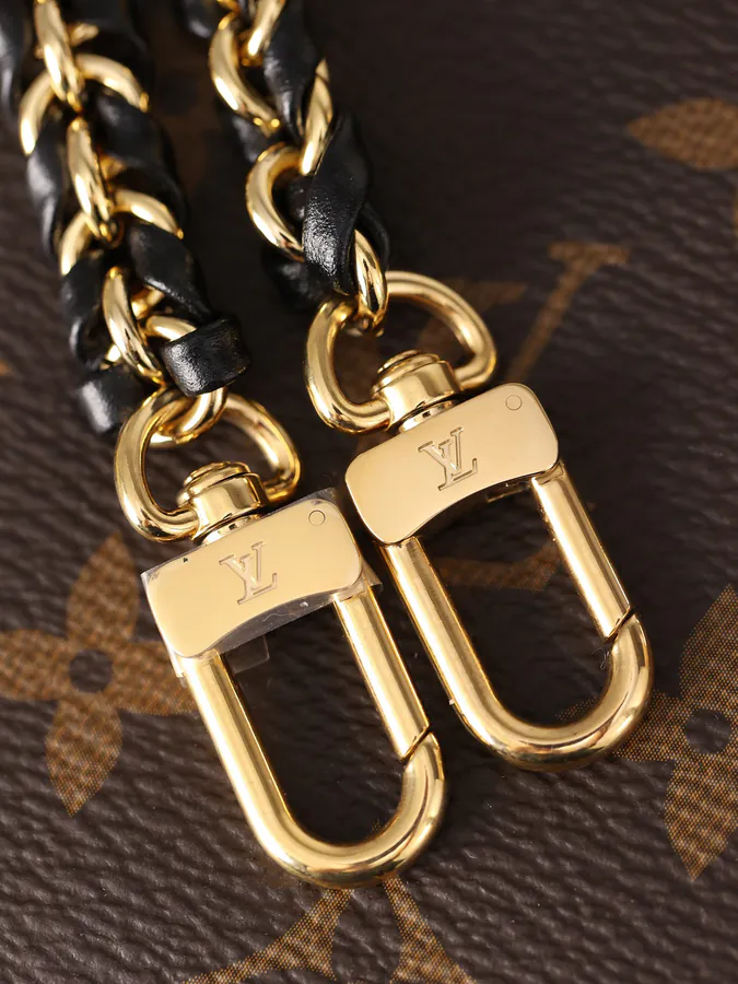 VANITY CHAIN POUCH Mini Cosmetic Bag