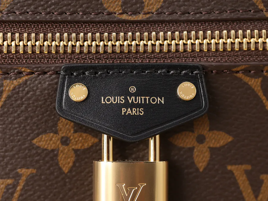 VANITY CHAIN POUCH Mini Cosmetic Bag