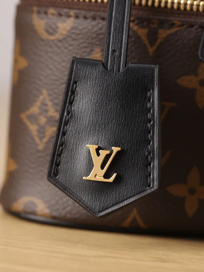 VANITY CHAIN POUCH Mini Cosmetic Bag