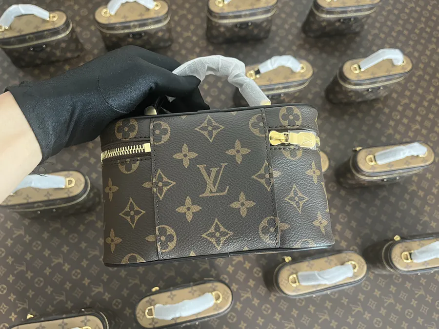 VANITY CHAIN POUCH Small Cosmetic Bag