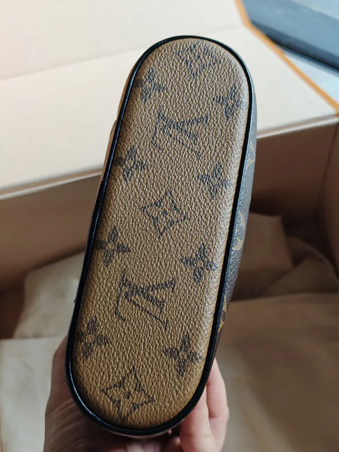 VANITY CHAIN POUCH Mini Cosmetic Bag