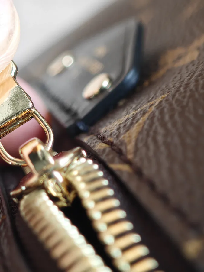 VANITY CHAIN POUCH Mini Cosmetic Bag