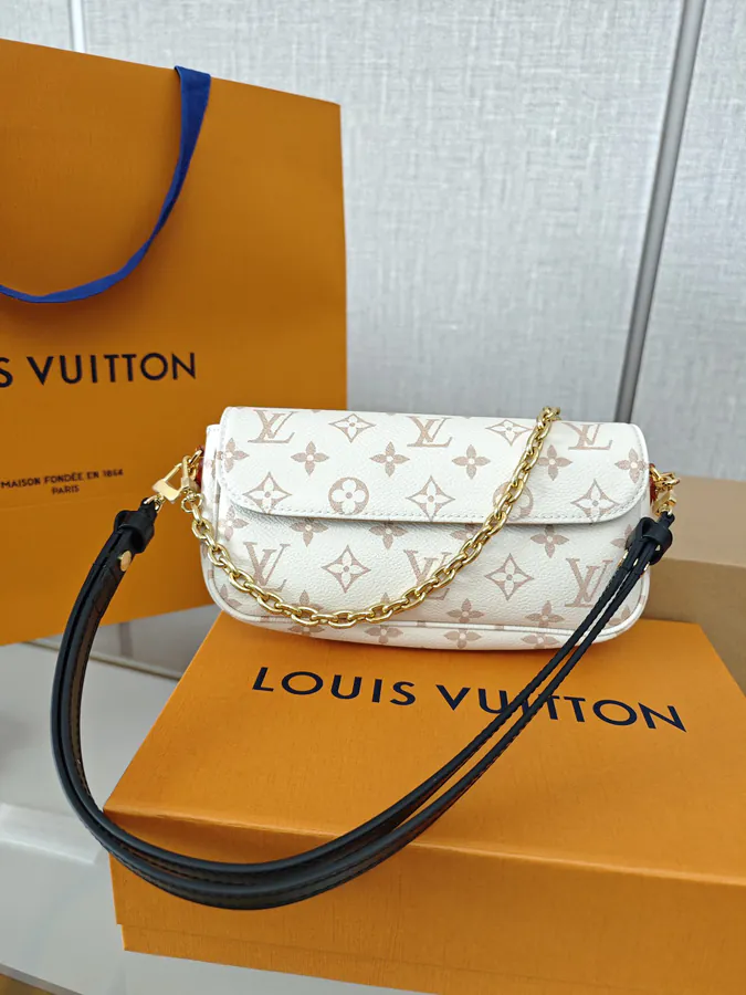 Ivy Exclusive Crossbody Bag in Sand Dune