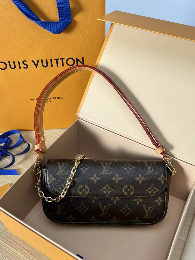 Ivy Wallet Bag