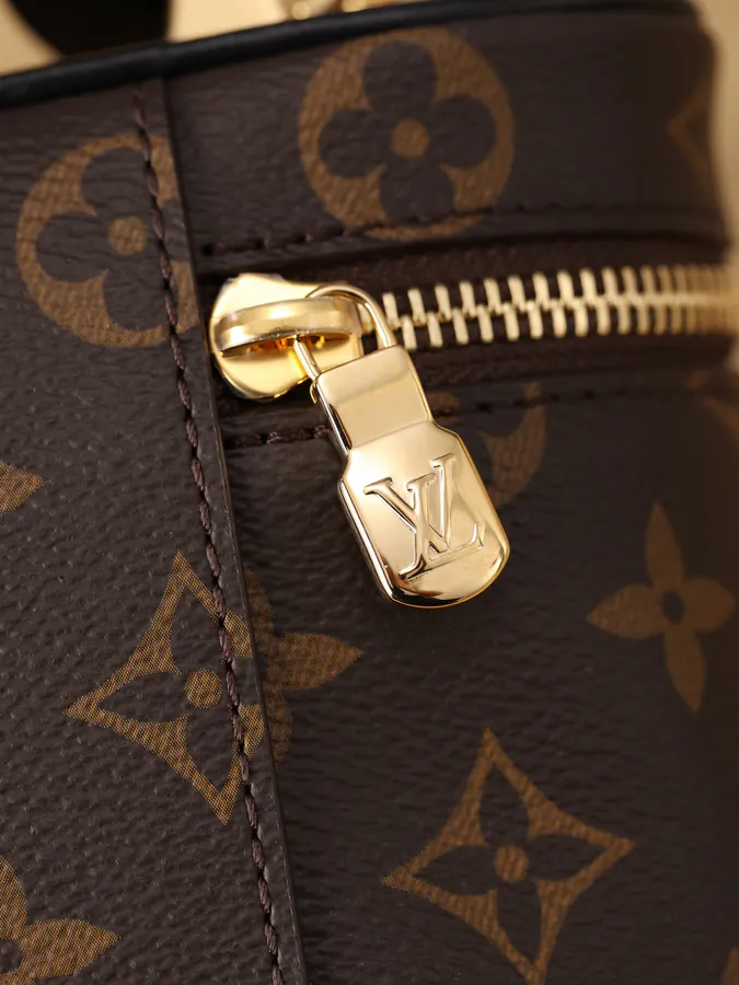 VANITY CHAIN POUCH Mini Cosmetic Bag