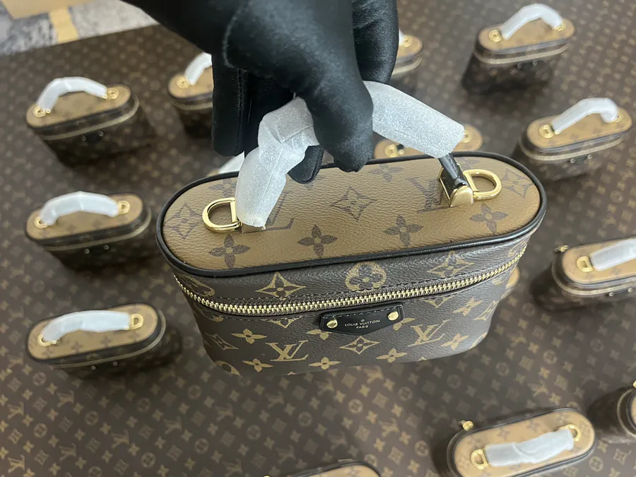 VANITY CHAIN POUCH Mini Cosmetic Bag