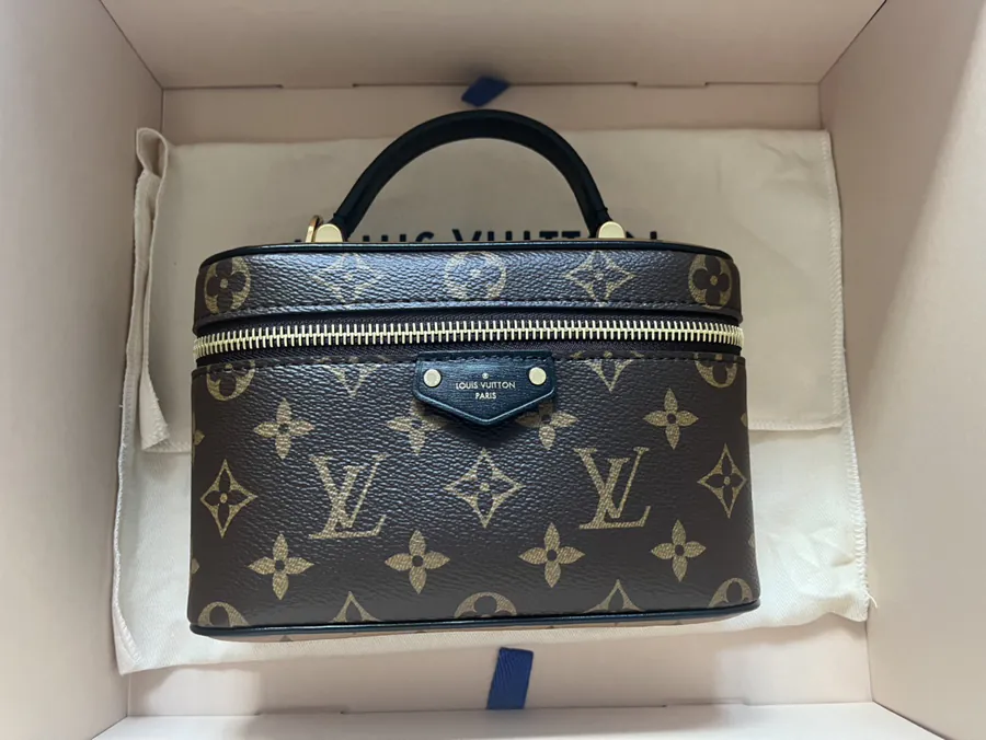 VANITY CHAIN POUCH Small Cosmetic Bag