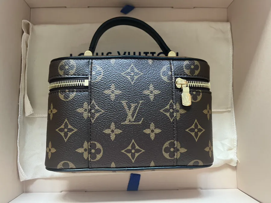 VANITY CHAIN POUCH Small Cosmetic Bag