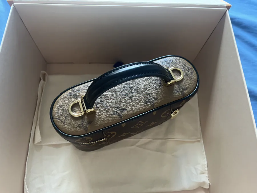 VANITY CHAIN POUCH Small Cosmetic Bag