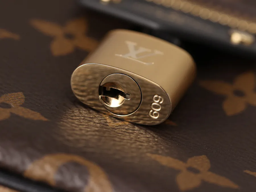 VANITY CHAIN POUCH Mini Cosmetic Bag