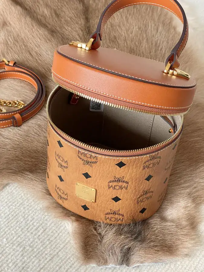 Visetos Leather Tote with Grained Calfskin Interior