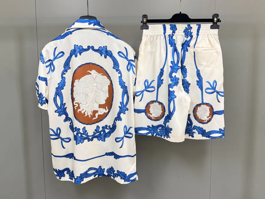 V Family New Menswear Medusa Cameo Print Shirt