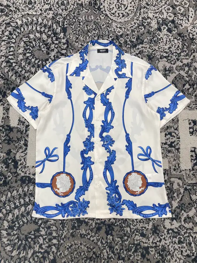 V Family New Menswear Medusa Cameo Print Shirt