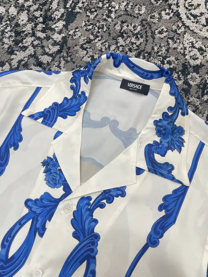 V Family New Menswear Medusa Cameo Print Shirt