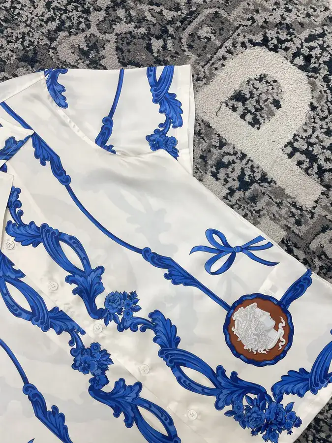 V Family New Menswear Medusa Cameo Print Shirt