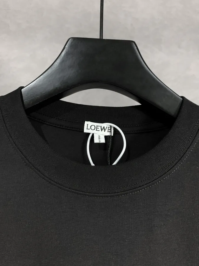 LOEW Luggage Tag T恤 with Hand Painted Lettering