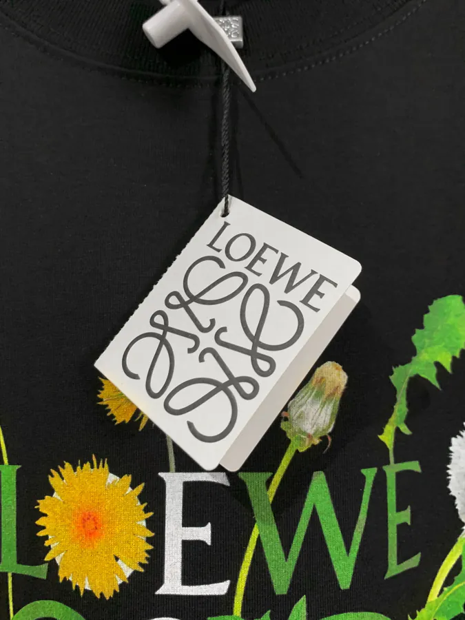 LOEW Luggage Tag T恤 with Hand Painted Lettering