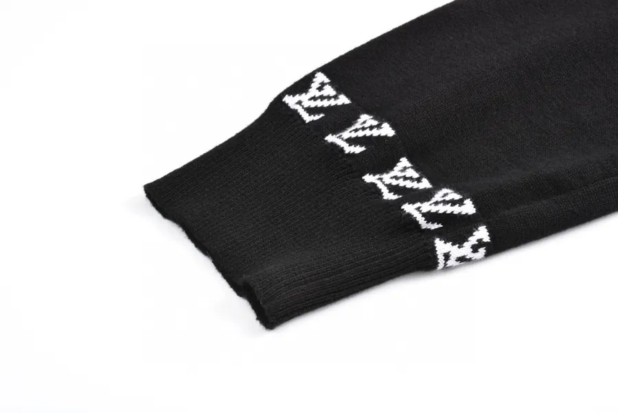 1V Lucci 24SS Letter Long Sleeve Sweater