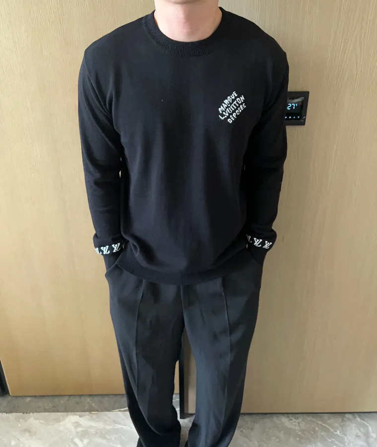 1V Lucci 24SS Letter Long Sleeve Sweater