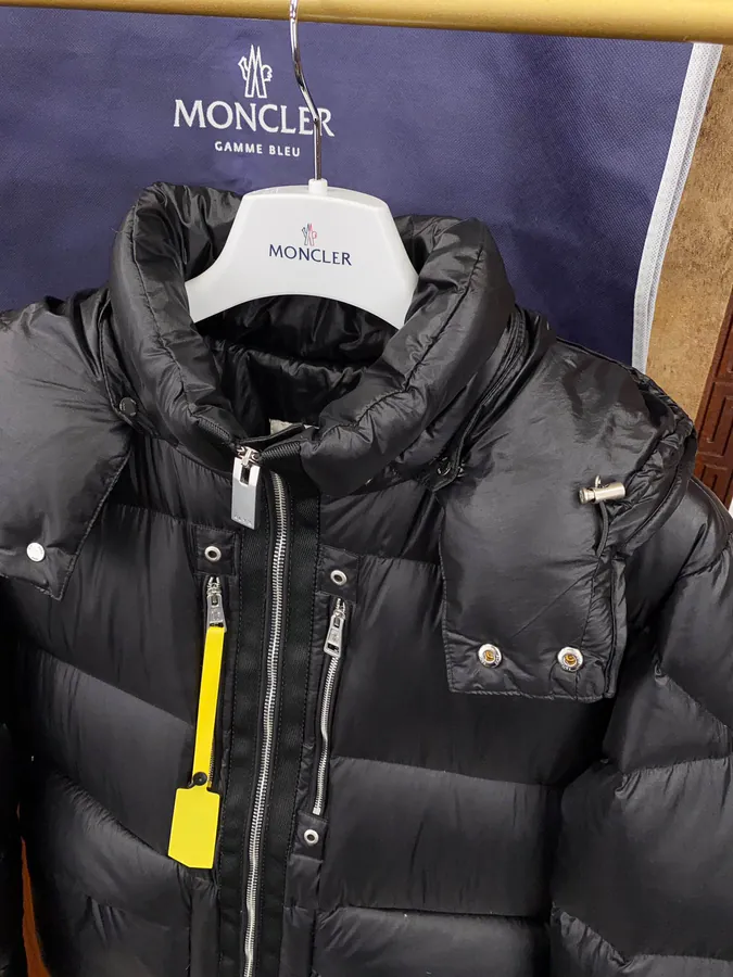 Moncler Men's and Women's Jacket Classic Design with Brand Logo