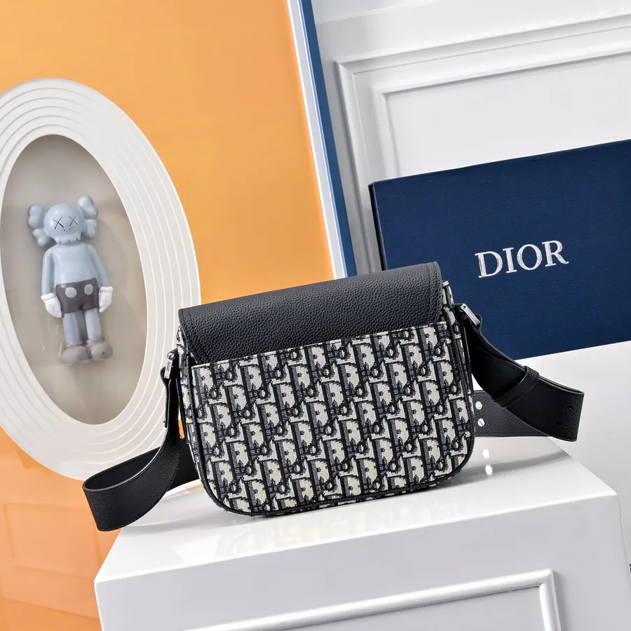 Di.or Mini Saddle Messenger Bag Elegance and Style
