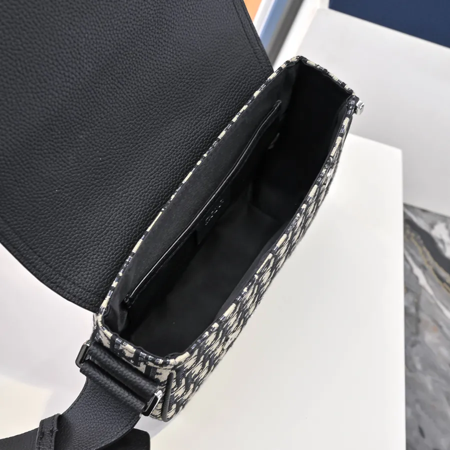 Di.or Mini Saddle Messenger Bag Elegance and Style