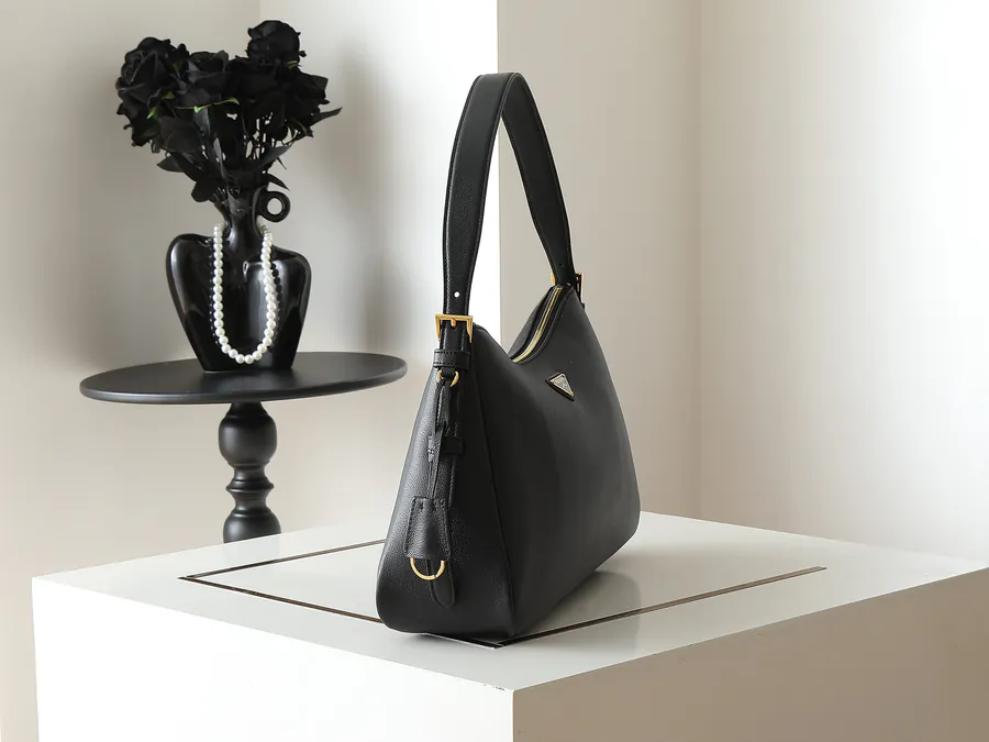 Aimee Crossbody Bag Minimalist Design, Grained Calfskin