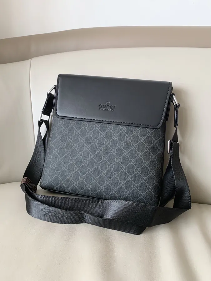 G家 Black Bucket Bag with Grained Calfskin