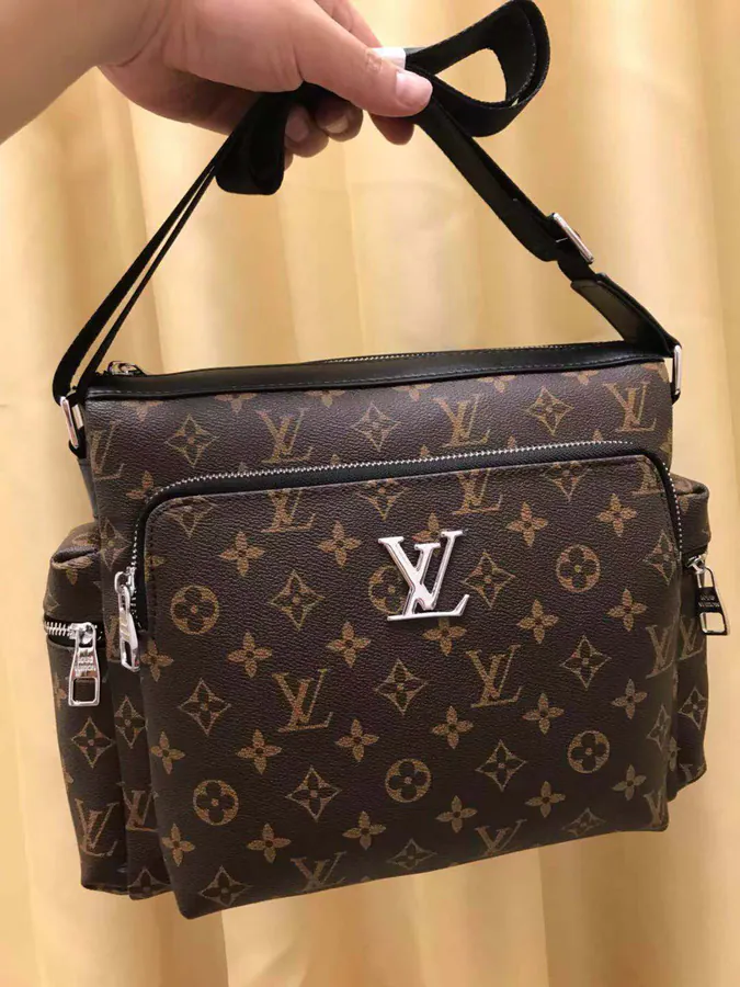 V Brand New Arrival Bucket Bag with Classic Monogram Design
