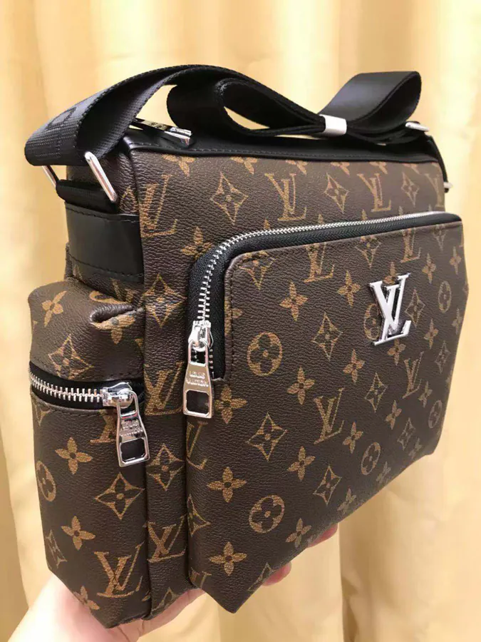V Brand New Arrival Bucket Bag with Classic Monogram Design
