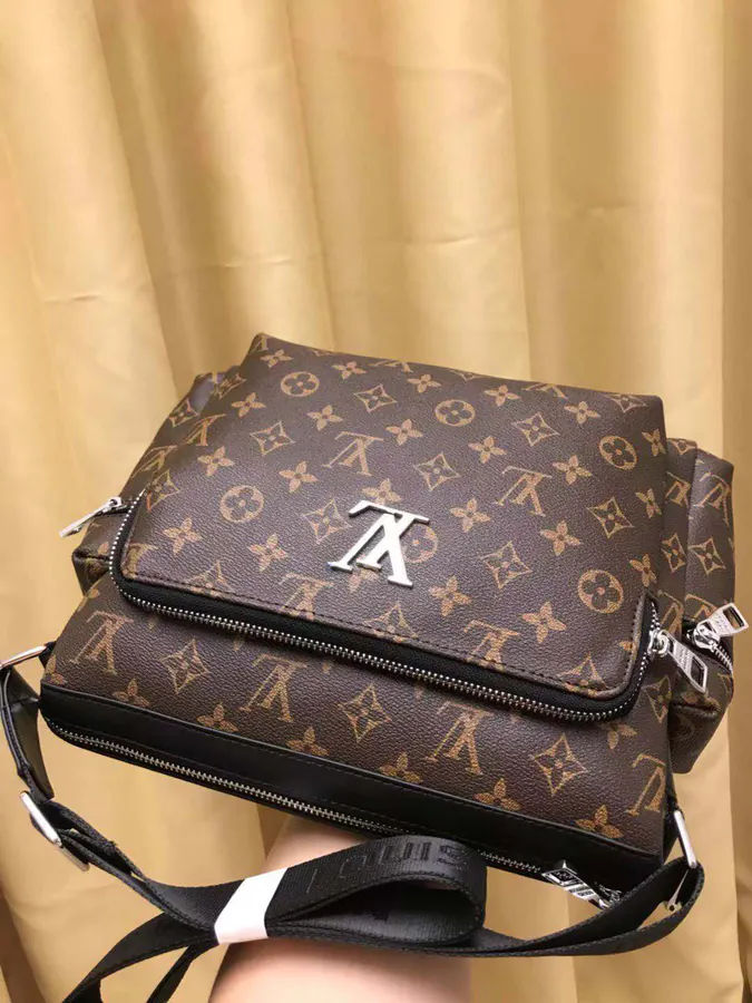 V Brand New Arrival Bucket Bag with Classic Monogram Design