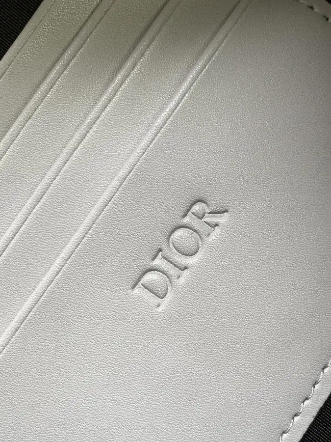 Marc Bohan A5 Handbag Elegant Minimalist Accessory with Grained Calfskin Details