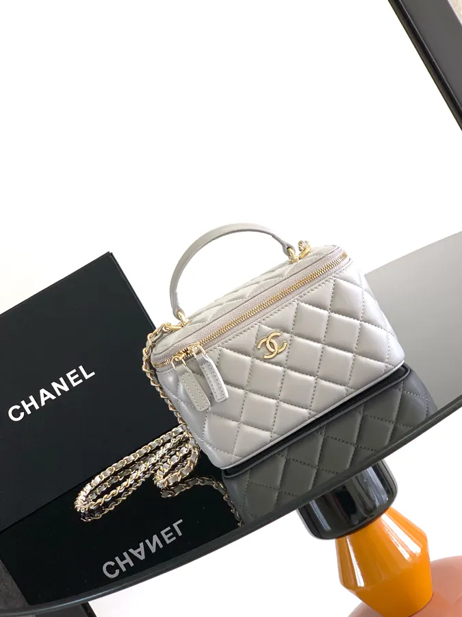 Chane Handled Chain Bucket Bag