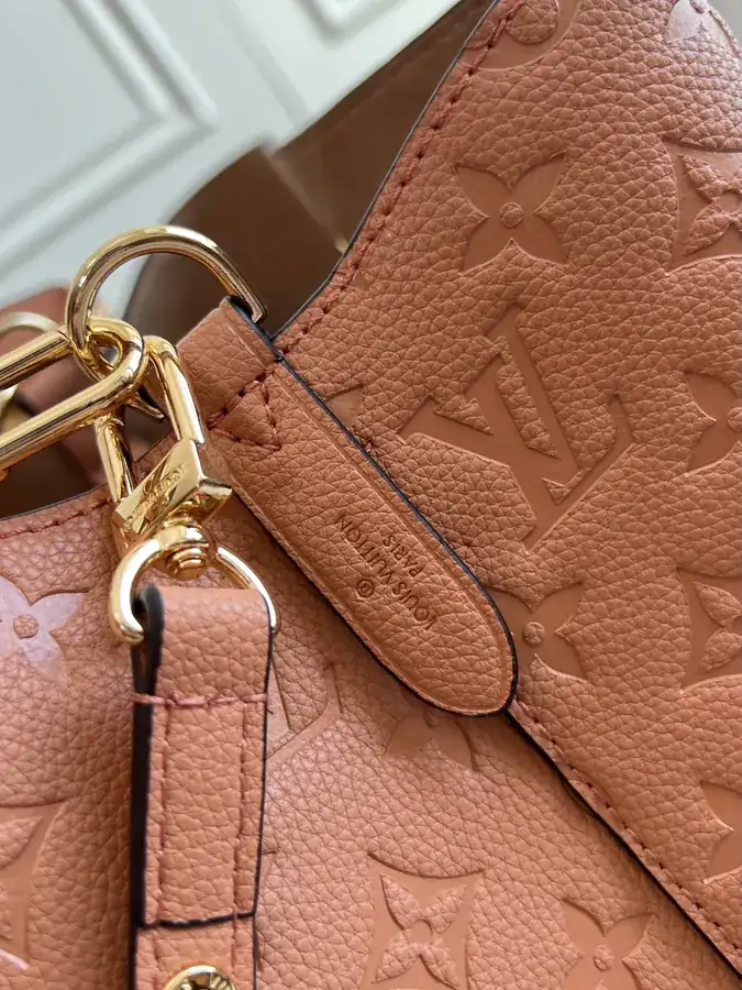 NéoNoé Midsize Bucket Bag with Monogram Empreinte