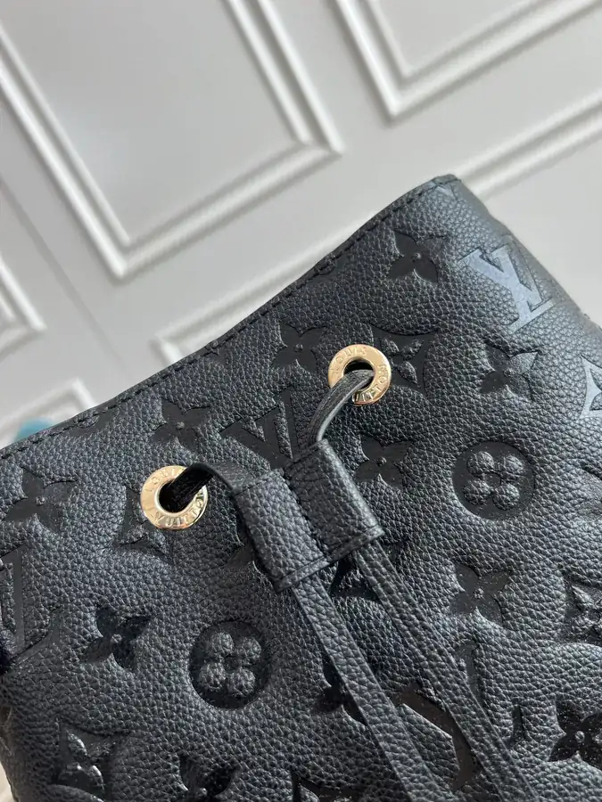 NéoNoé Bucket Bag in Grained Calfskin
