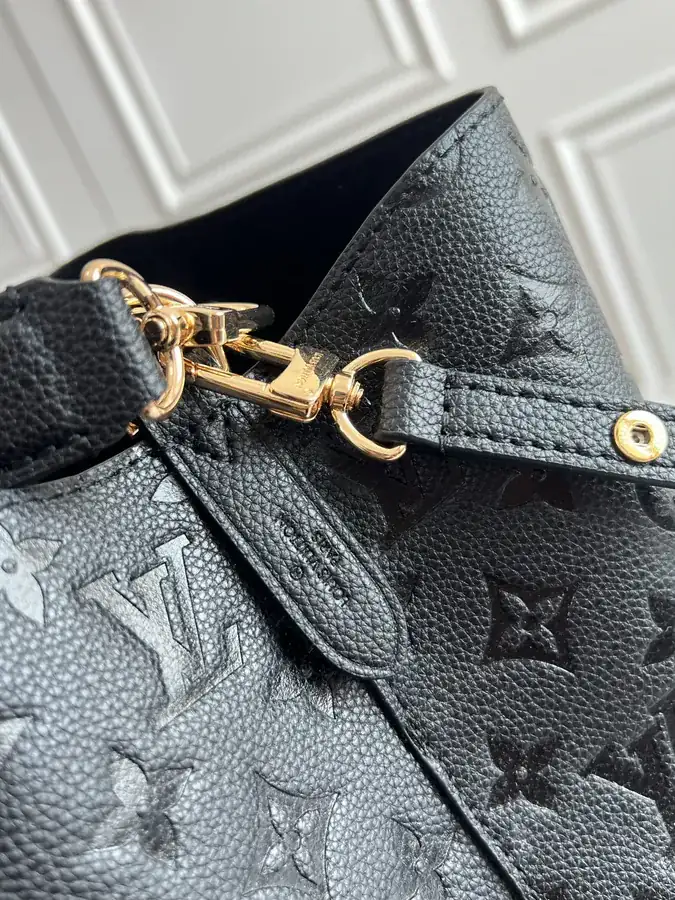 NéoNoé Bucket Bag in Grained Calfskin