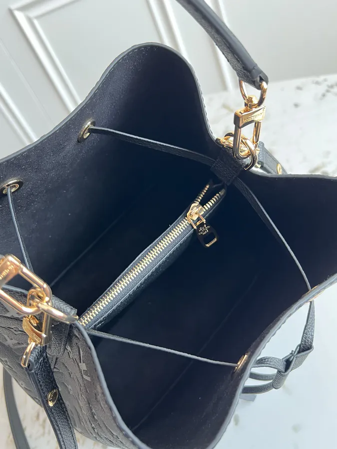 NéoNoé Bucket Bag in Grained Calfskin