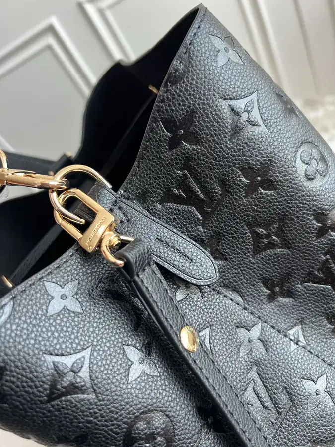 NéoNoé Bucket Bag in Grained Calfskin