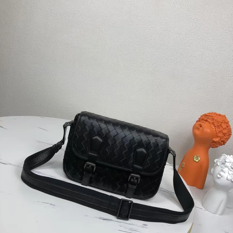 520BV Woven Postman Bag Elegant and Practical