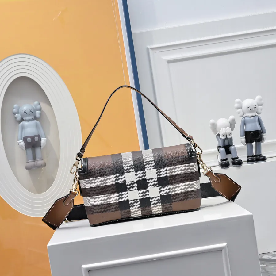 Burberry Messenger Bag Practical and Durable Material, Leather Trim, Versatile Shoulder & Crossbody Style