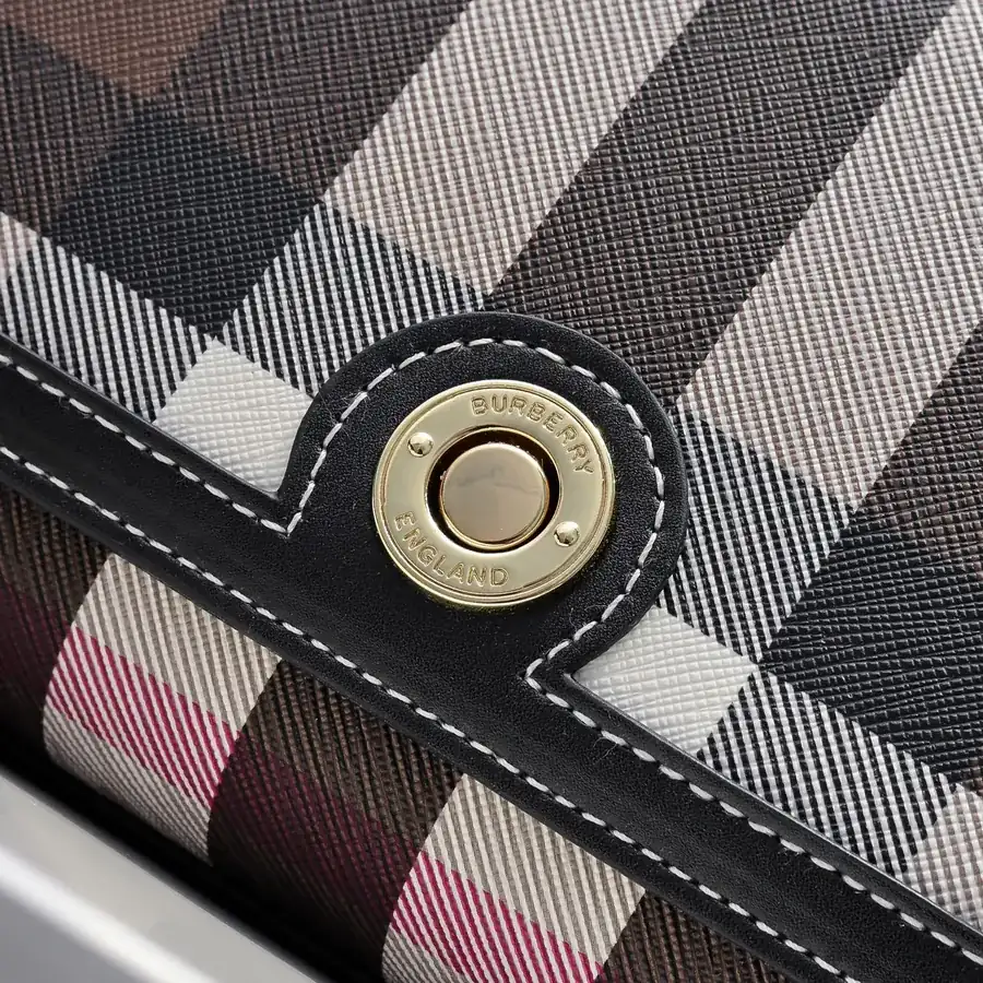 Burberry Messenger Bag Practical and Durable Material, Leather Trim, Versatile Shoulder & Crossbody Style