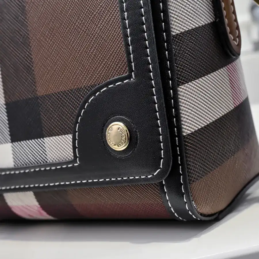 Burberry Messenger Bag Practical and Durable Material, Leather Trim, Versatile Shoulder & Crossbody Style
