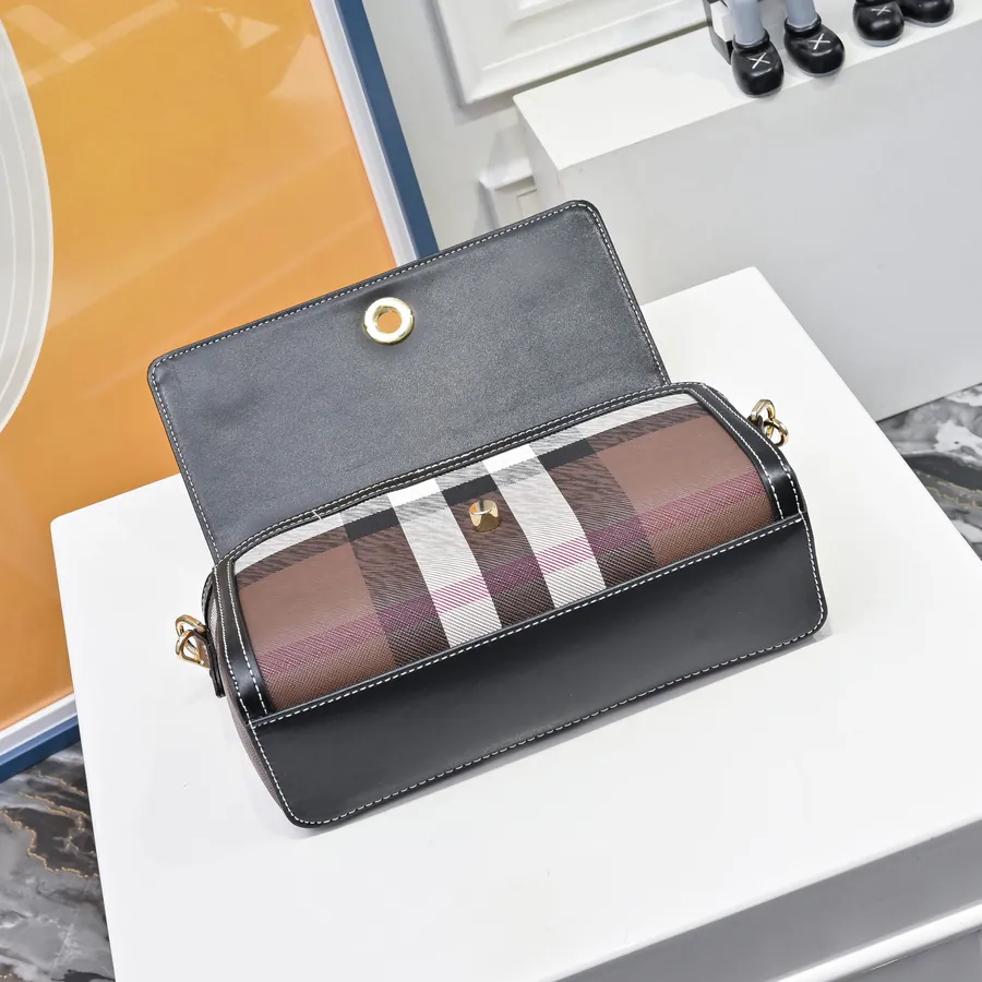 Burberry Messenger Bag Practical and Durable Material, Leather Trim, Versatile Shoulder & Crossbody Style