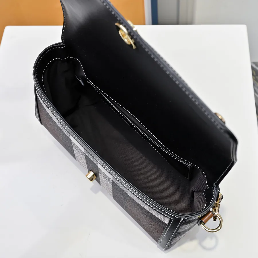 Burberry Messenger Bag Practical and Durable Material, Leather Trim, Versatile Shoulder & Crossbody Style