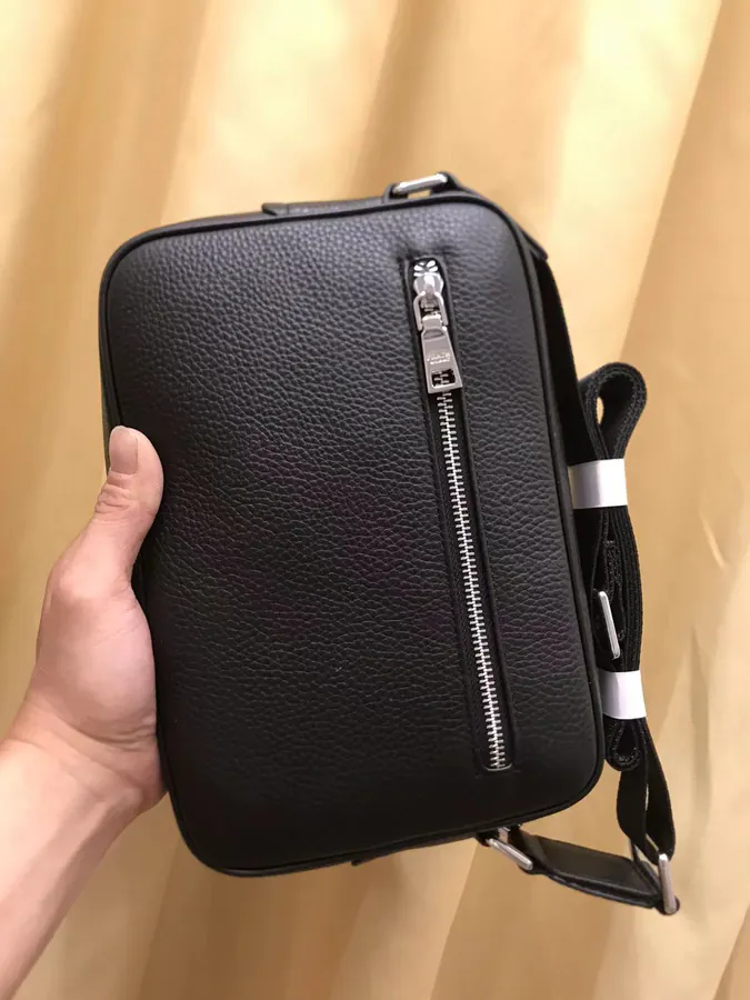 2023 V Brand New Crossbody Bag, Grained Calfskin, Simple and Elegant Design