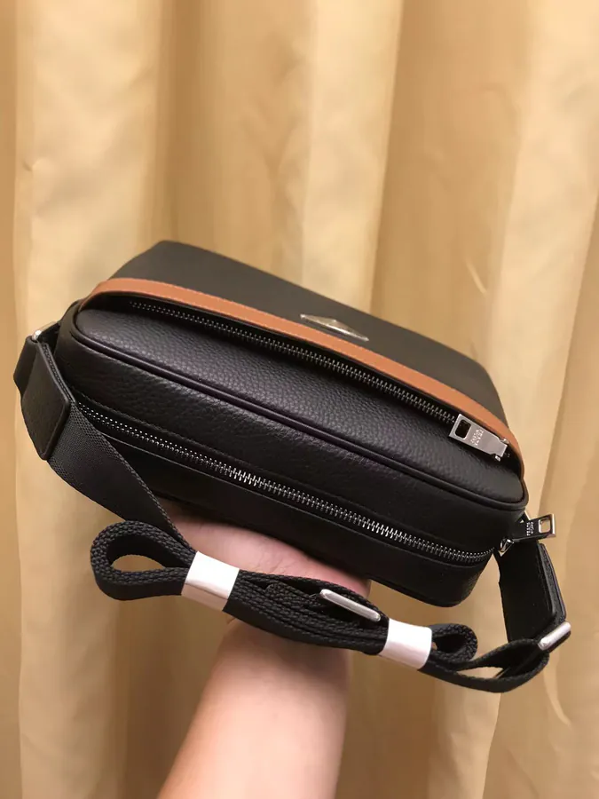 2023 V Brand New Crossbody Bag, Grained Calfskin, Simple and Elegant Design